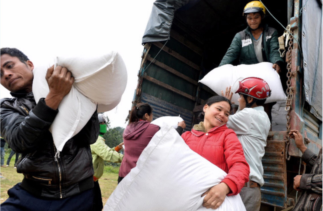 Ngành Tài chính xuất cấp gạo cứu trợ đồng bào các vùng bị thiên tai, lũ lụt. Nguồn: internet 