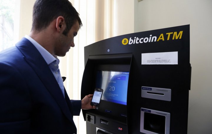 EY Thụy Sĩ đã lắp đặt một máy ATM bitcoin tại trụ sở ở Zurich. Ảnh: Reuters