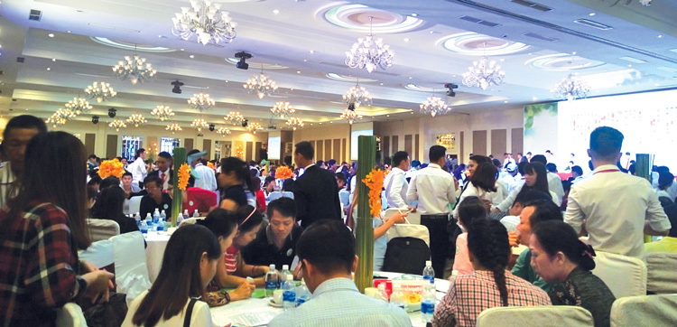 Rất đông khách tham dự một cuộc giới thiệu đất nền vùng lân cận TP. Hồ Chí Minh. 