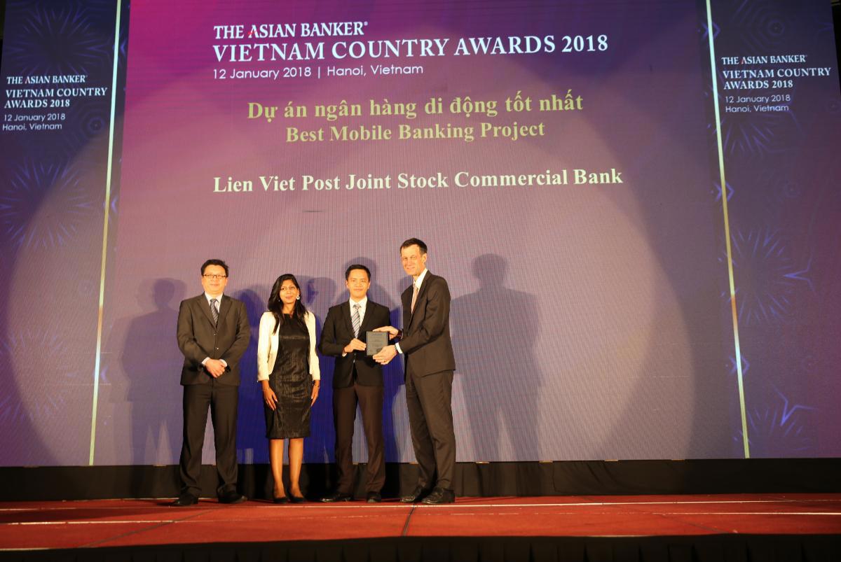 Đại diện lãnh đạo Lienvietpostbank nhận giải thưởng từ Tạp chí Asian Banker.