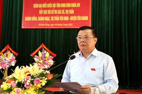 Bộ trưởng Đinh Tiến Dũng phát biểu tại buổi tiếp xúc cử tri. Ảnh: Đức Minh/Thời báo Tài chính Việt Nam