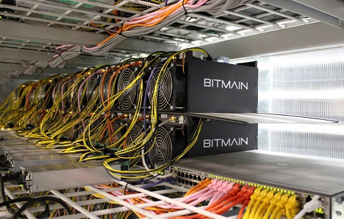 Bộ máy đào tiền ảo nhập khẩu của hãng Bitmain. Ảnh: Reuters.