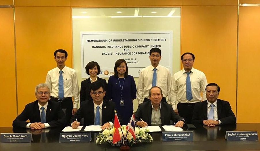 Đại diện Bảo hiểm Bảo Việt ký kết cùng Bangkok Insurance.