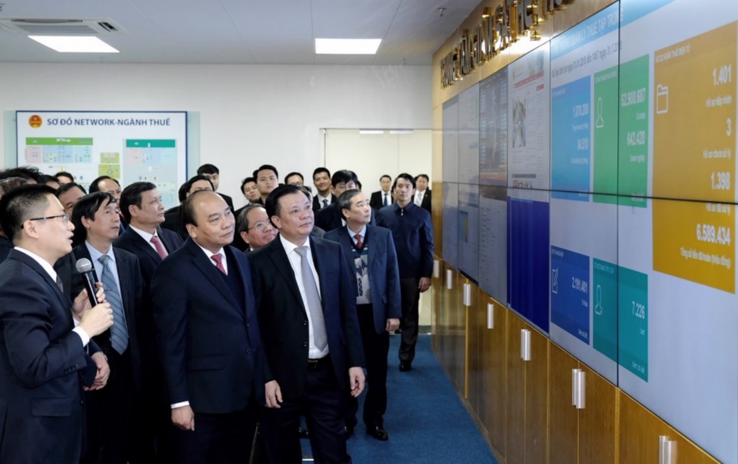 Thủ tướng Chính phủ Nguyễn Xuân Phúc thăm Trung tâm giám sát hệ thống công nghệ thông tin Tổng cục Thuế ngày 31/1/2018.