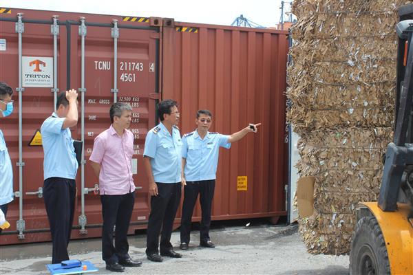 Đầu tháng 8/2018, đoàn công tác của Tổng cục Hải quan đã kiểm tra tình hình quản lý phế liệu nhập khẩu tại cảng Hải Phòng. Ảnh: N.Linh/baohaiquan.vn