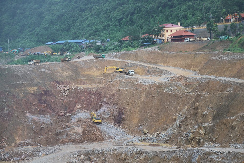   Công trường khai thác sâu hàng trăm mét tại bãi vàng Bản Ná. Ảnh: VietnamNet