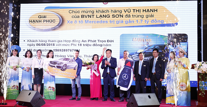 Bảo Việt trao giải thưởng cao nhất - Xe ô tô Mercedes-Benz C200 2018 trị giá 1,5 tỷ đồng cho khách hàng tham gia chương trình “Mùa hè sôi động”.