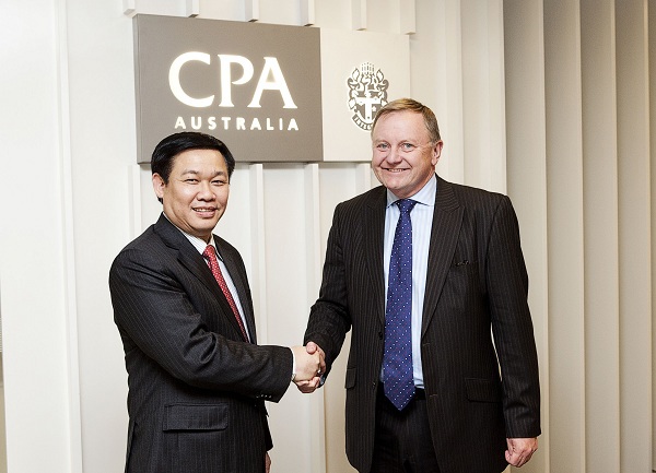 Bộ trưởng Vương Đình Huệ và ông Rob Thomason, Giám đốc Phát triển Kinh doanh Toàn cầu CPA Australia. 
Ảnh: CPA Australia 