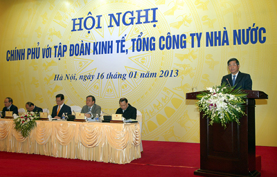 Bộ trưởng Bộ Kế hoạch và Đầu tư Bùi Quang Vinh trình bày Báo cáo về nhiệm vụ sản xuất kinh doanh, đầu tư phát triển năm 2013 của các tập đoàn, tổng công ty nhà nước-Ảnh: VGP/Nhật Bắc