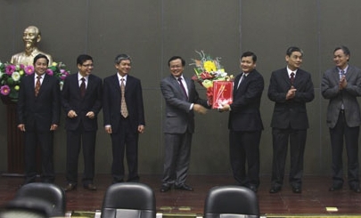 Vừa qua, Bí thư Thành ủy Hà Nội trao phần thưởng của TP cho ngành thuế Hà Nội trong năm 2012. Ảnh: Liên Phương
