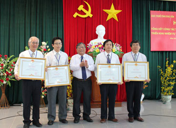 Ông Nguyễn Đình Hào (ngoài cùng, bên phải) nhận bằng khen của Thủ tướng Chính phủ - Ảnh: L.HẢO