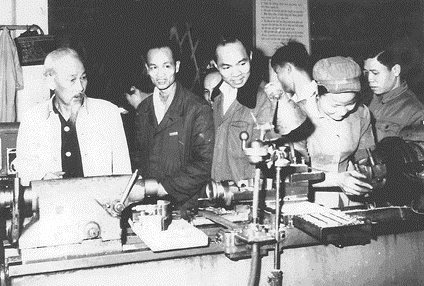 Bác Hồ thăm xưởng cơ khí Nhà máy Ôtô 1-5 (tháng 12 năm 1963). Nguồn: internet