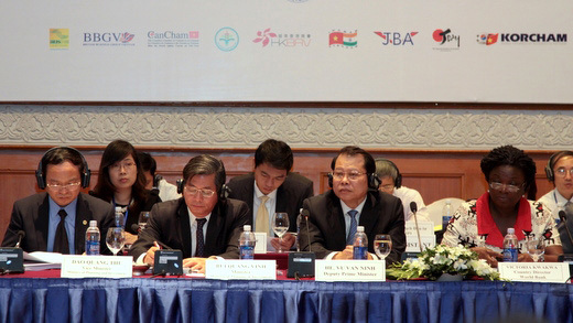 Phó Thủ tướng Vũ Văn Ninh và đại diện Chính phủ Việt Nam lắng nghe phát biểu của các doanh nghiệp tại VBF. Ảnh: chinhphu.vn