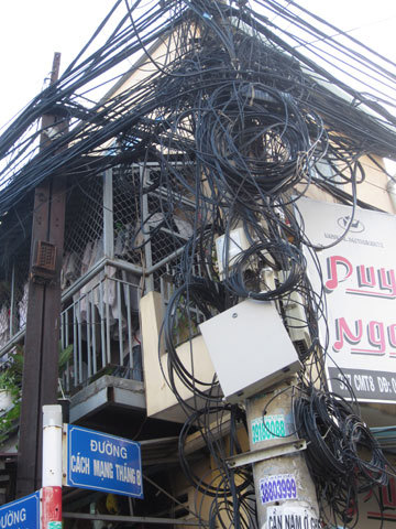 Dây điện và dây cáp viễn thông nhằng nhịt trên đường Cách Mạng Tháng Tám (TP. Hồ Chí Minh). Nguồn: internet