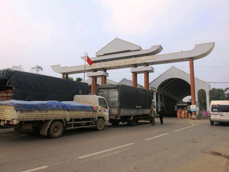 Mỗi ngày có hàng trăm chuyến xe chở hàng hóa xuất khẩu 
từ nội địa vào KKTTMĐB Lao Bảo. Nguồn: daidoanket.vn