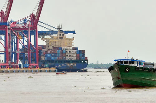 Xếp dỡ hàng hóa tại cảng Cát Lái Ảnh: TẤN THẠNH