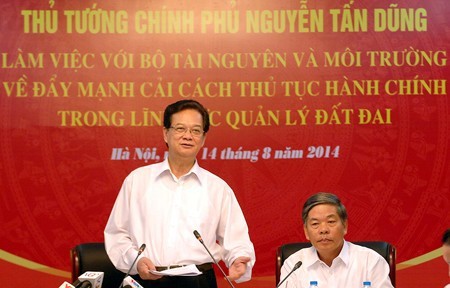 Thủ tướng Nguyễn Tấn Dũng làm việc với Bộ Tài nguyên và Môi trường về đẩy mạnh cải cách hành chính trong lĩnh vực quản lý đất đai. Ảnh: VGP/Nhật Bắc