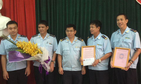 Đại diện Hải quan sân bay Nội Bài và Đội kiểm soát phòng chống ma túy đón nhận thư khen của Bộ trưởng Bộ Tài chính và thư khen của Tổng cục trưởng Tổng cục Hải quan. Ảnh: Xuân Mạnh