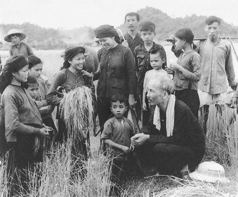 Bác Hồ thăm và nói chuyện với bà con nông dân xã viên hợp tác xã Hùng Sơn,
huyện Đại Từ, tỉnh Thái Nguyên, năm 1954.  (Ảnh tư liệu TTXVN)