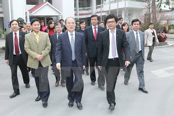 Chủ tịch Quốc hội Nguyễn Sinh Hùng đến thăm, chúc Tết cán bộ, nhân viên Đài Truyền hình Việt Nam. (Ảnh: Nhan Sáng/TTXVN)