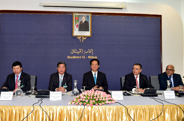 Thủ tướng Nguyễn Tấn DŨng trong buổi đối thoại với doanh nghiệp Việt Nam - Algeria. Nguồn: VPCP.