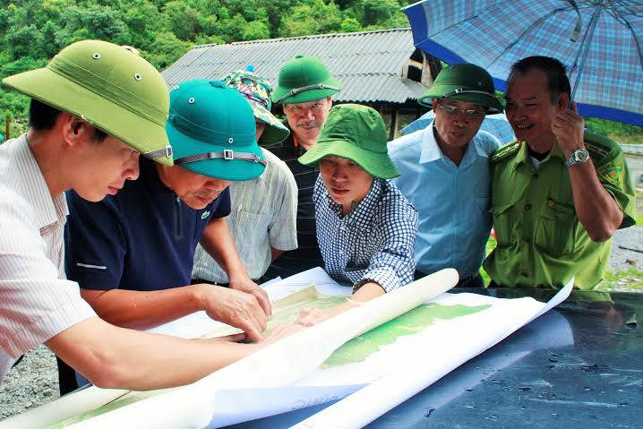 Đồng chí Lê Trọng Quảng – Phó Chủ tịch UBND tỉnh kiểm tra sơ đồ khu vực nằm trong dự kiến quy hoạchKhu lâm viên – Nông nghiệp công nghệ cao – Du lịch sinh thái, văn hóa.