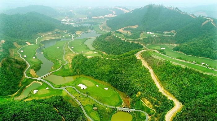 Geleximco Hilltop Valley Golf Club nằm tại vị trí có ưu thế lớn về địa hình.
