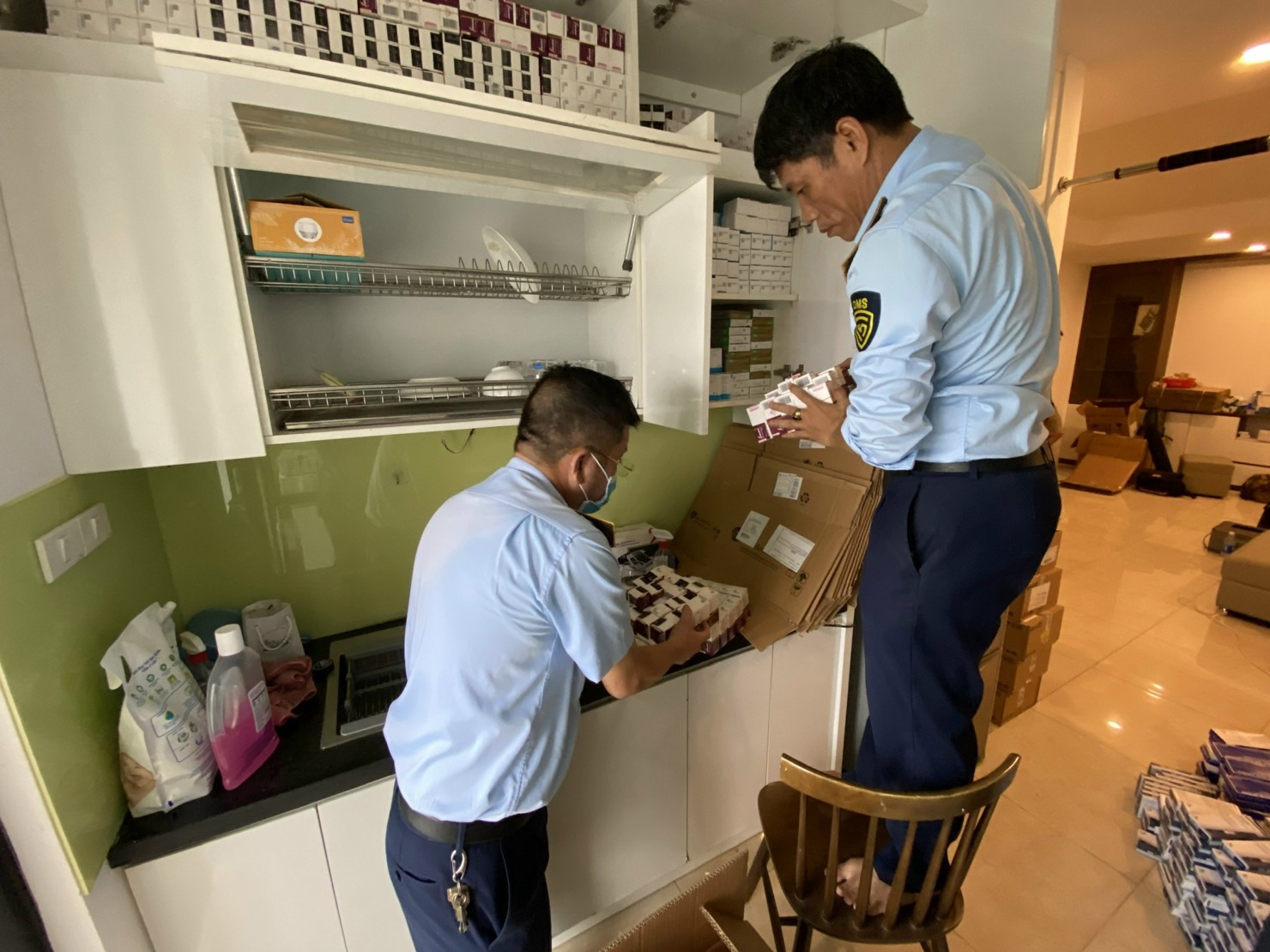 Phát hiện kho thuốc tây bất hợp pháp tại căn hộ chung cư cao cấp ở Hà Nội - Ảnh 2