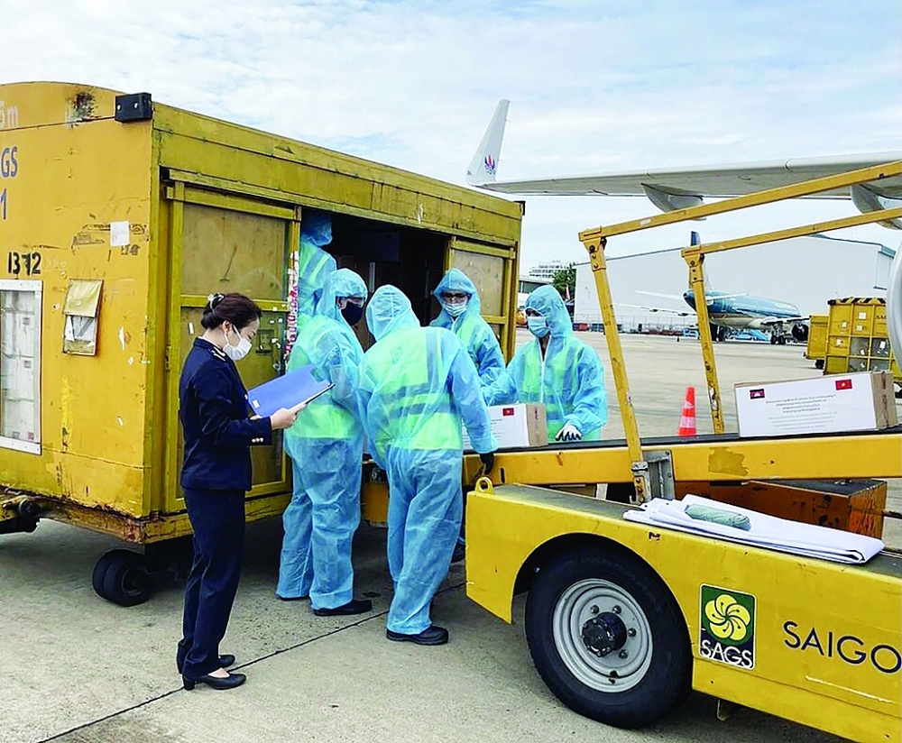 Các lô hàng sinh phẩm, vật tư phòng chống dịch Covid-19 được Hải quan sân bay quốc tế Tân Sơn Nhất thông quan nhanh chóng. Ảnh: H.H