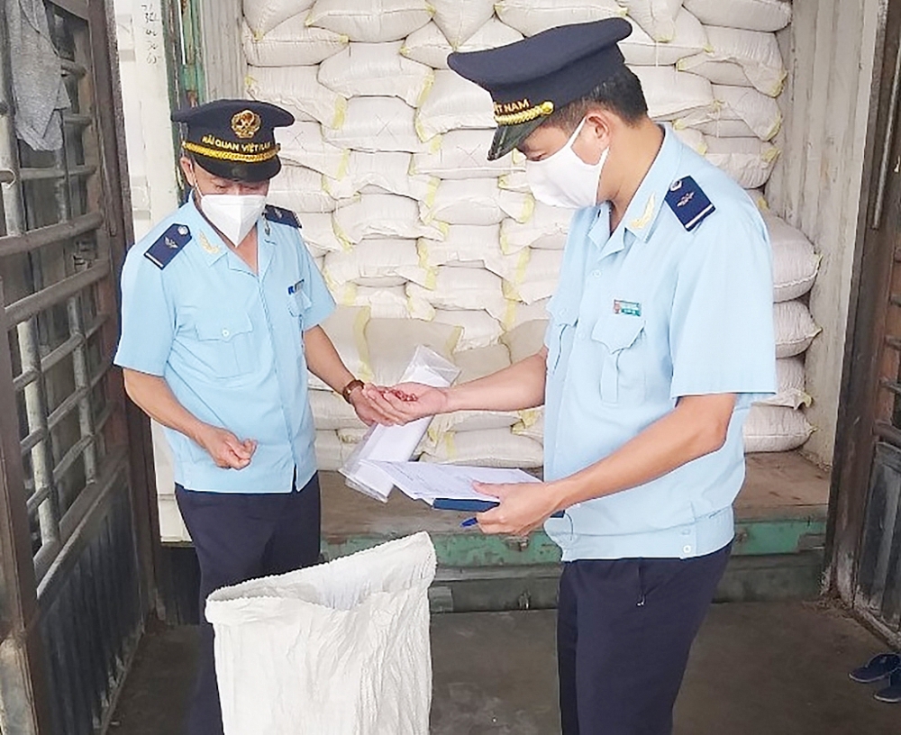 Hải quan cửa khẩu quốc tế Thanh Thủy (Hà Giang) kiểm tra thực tế hàng hóa.