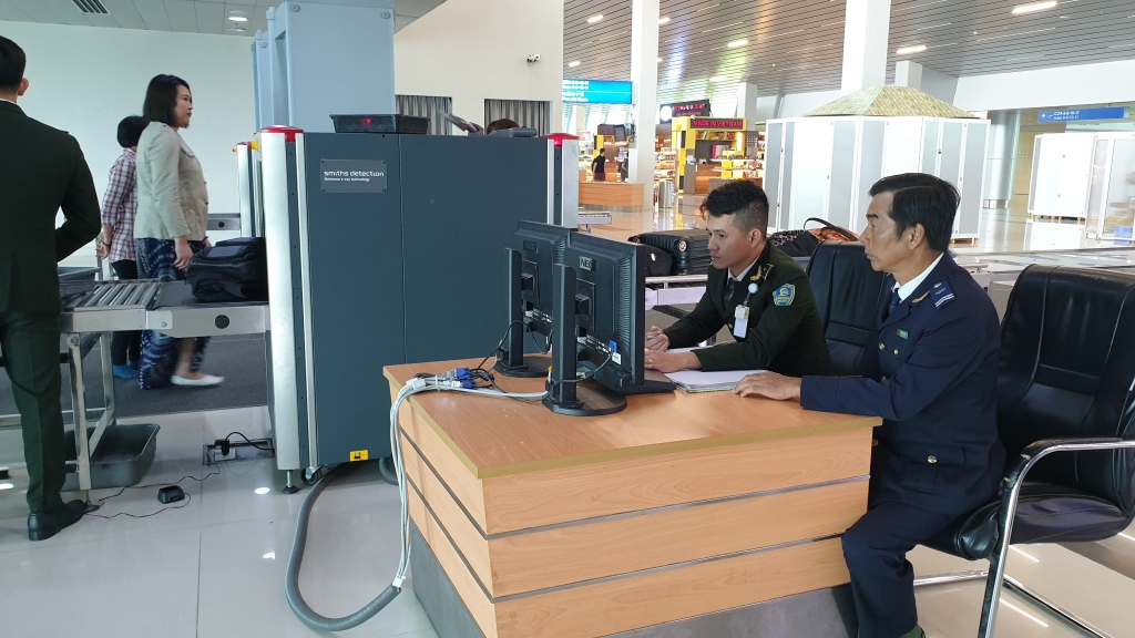 Chi cục Hải quan Phú Quốc phối hợp cùng các lực lượng làm thủ tục cho hành khách tại sân bay quốc tế Phú Quốc thời điểm trước dịch.
