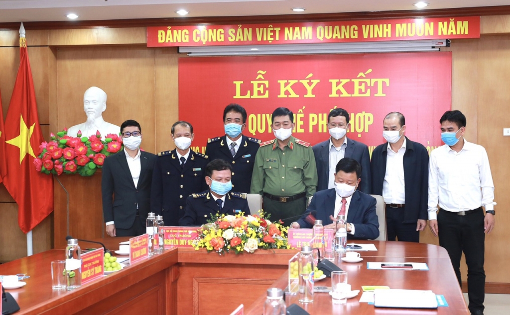 Cục trưởng Cục Hải quan Hải Phòng Nguyễn Duy Ngọc và Trưởng ban Quản lý Khu Kinh tế Hải Phòng Lê Trung Kiên ký quy chế phối hợp.