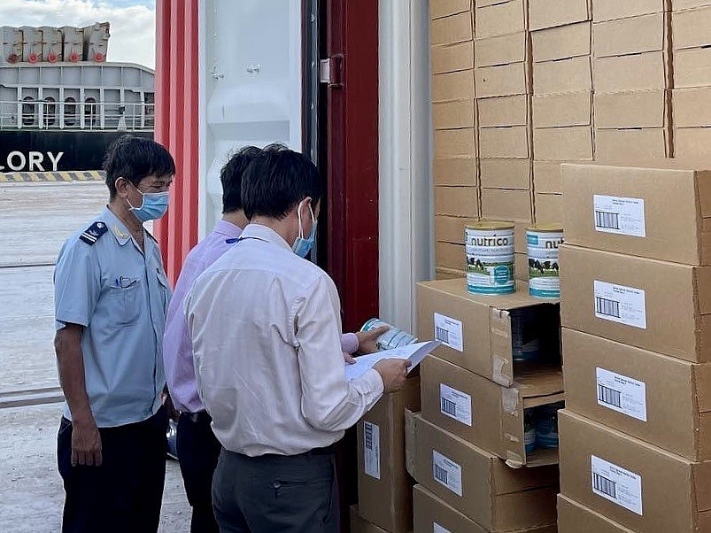 Lô sữa viện trợ của UBMTTQ Việt Nam TPHCM đã được hỗ trợ thông quan chiều 15/11. Ảnh: H.V