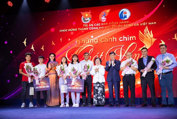 Đại diện IPPG trao 2 tỉ đồng cho hai đội bóng đá nam & nữ Việt Nam.