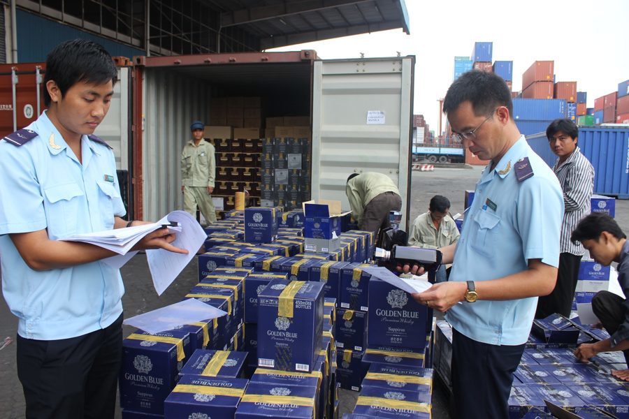 Hải quan cảng Sài Gòn khu vực 3 kiểm tra hàng hóa NK. Nguồn: customs.gov.vn