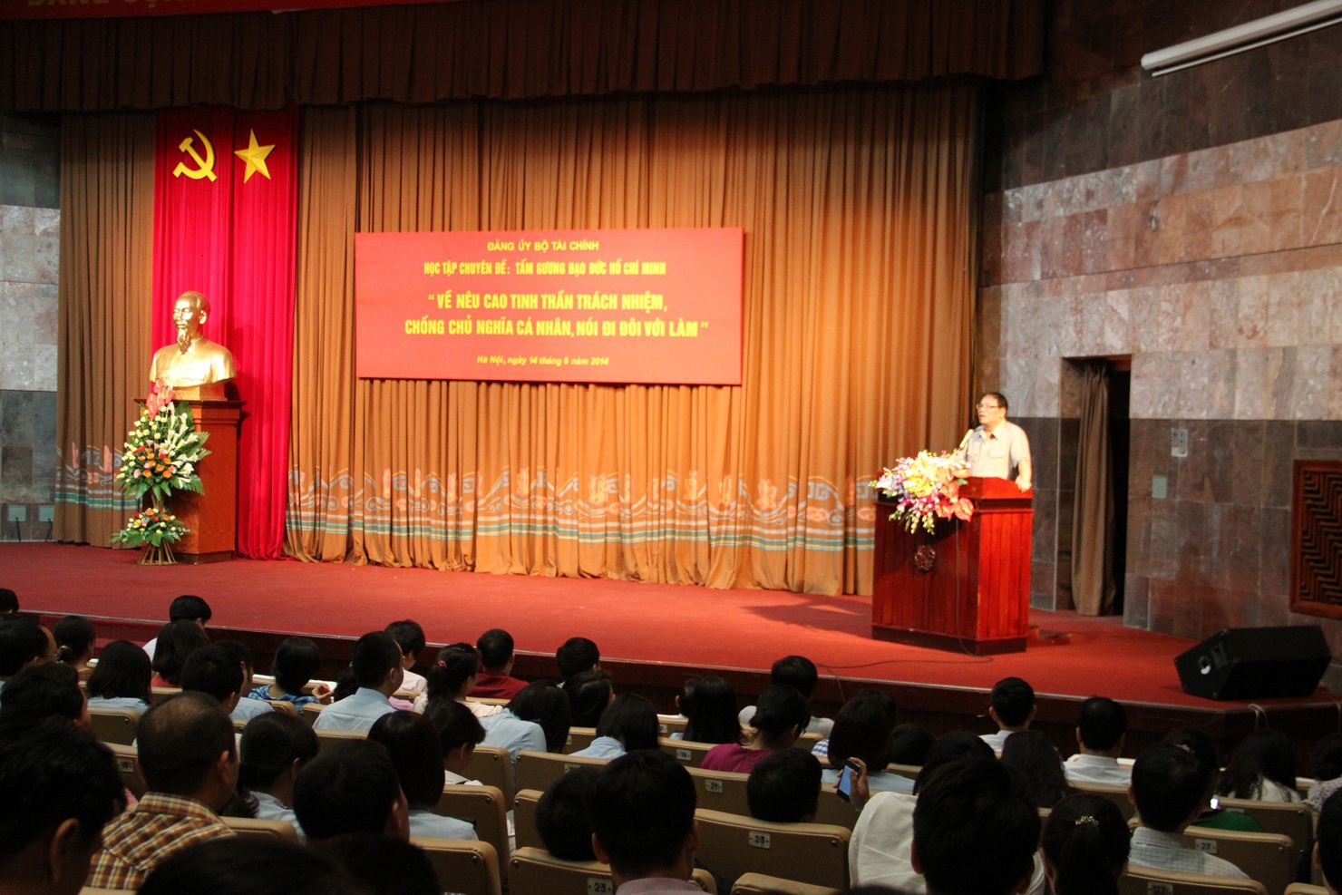 Cán bộ, đảng viên Đảng bộ Bộ Tài chính học tập chuyên đề tấm gương đạo đức Hồ Chí Minh chuyên đề 2014 tại Bảo tàng Hồ Chí Minh. Nguồn: Đặc san TTCTĐ số 4 - tháng 7/2015