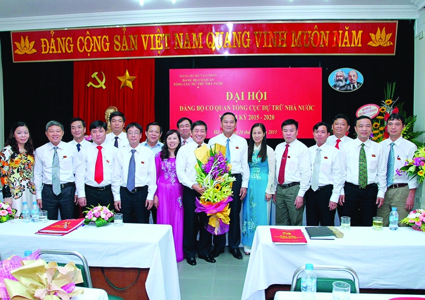 Đ/c Nguyễn Hữu Chí, Uỷ viên Ban Cán sự, Thứ trưởng Bộ Tài chính tặng hoa chúc mừng BCH Đảng bộ cơ quan Tổng cục Dự trữ Nhà nước.