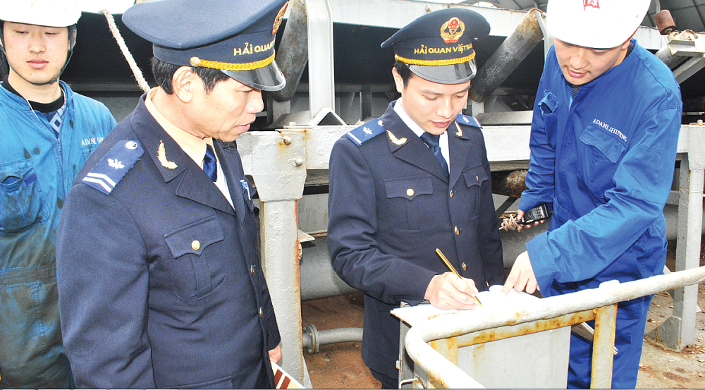 Cán bộ Cục Hải quan Hà Tĩnh hướng dẫn thủ tục hải quan cho khách hàng