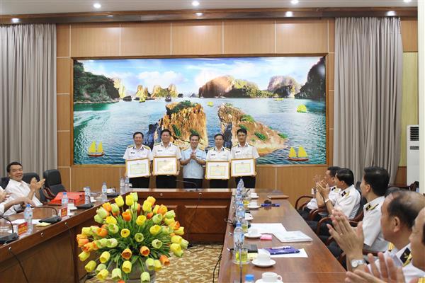 Phó Tổng cục trưởng Nguyễn Dương Thái tặng giấy khen của Tổng cục trưởng Tổng cục Hải quan cho các tập thể và cá nhân của Bộ Tư lệnh Hải quân. Ánh: PV.