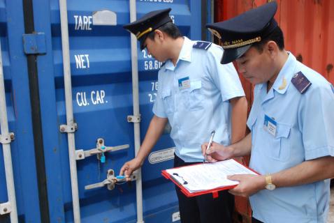 hoạt động nghiệp vụ của cán bộ, công chức Hải quan. Nguồn: customs.gov.vn