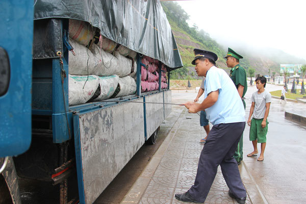 Lực lượng Hải quan, Biên phòng phối hợp kiểm tra phương tiện vận chuyển hàng hóa tại cửa khẩu Cha Lo (Quảng Bình). Nguồn: PV.