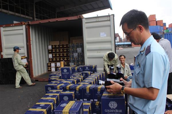 Công chức hải quan cảng Sài Gòn KV3 kiểm tra rượu nhập khẩu: Nguồn: PV.