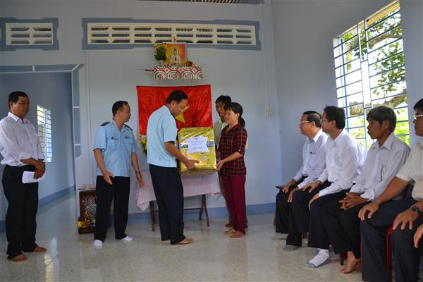Cục Hải quan tặng quà cho gia đình anh Dương Ngọc Hòa xã Phú Lộc, huyện Tân Phú nhân dịp nhận nhà mới.