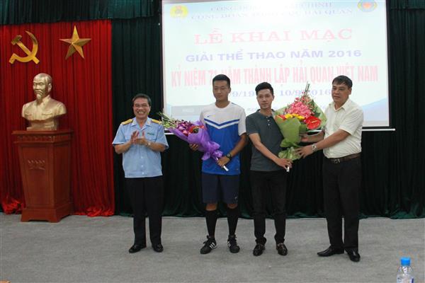 Phó Tổng cục trưởng Tổng cục Hải quan Nguyễn Dương Thái tặng hoa cho vận động viên, trọng tài trong Lễ khai mạc. Nguồn: PV.