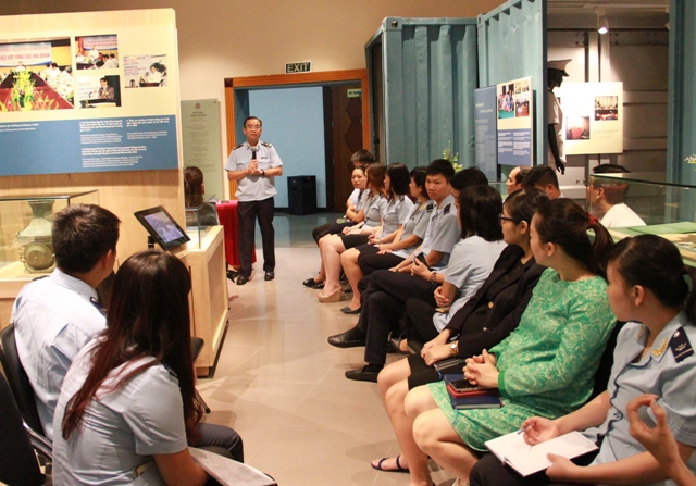 Phó cục trưởng Cục Quản lý rủi ro Bùi Thái Quang dành thời gian trò chuyện với lớp trẻ. Nguồn: PV.