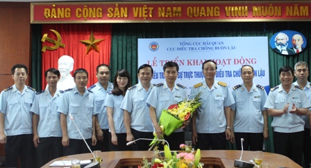 Phó Tổng cục trưởng Nguyễn Công Bình (đứng thứ tư, bên phải) tặng hoa và giao nhiệm vụ cho đội 7. Nguồn: PV.