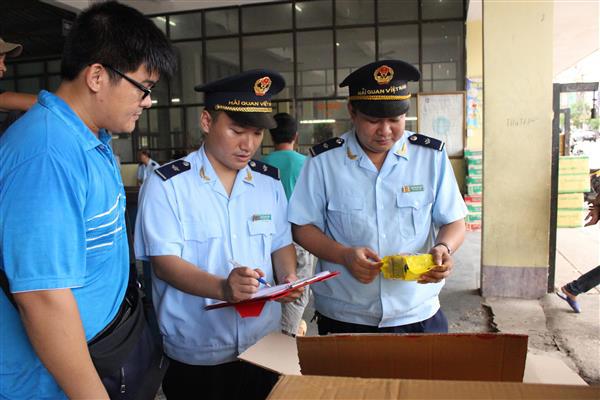 Hải quan Quảng Ninh tăng cường kiểm tra, giám sát, kiểm soát thực phẩm. Nguồn: PV.