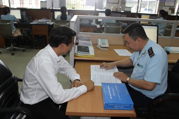 Công chức chi cục Hải quan KCX Long Bình hướng dẫn thủ tục hải quan cho doanh nghiệp 