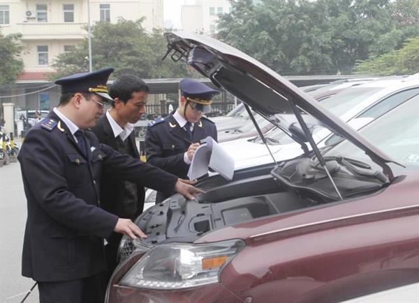 Công chức Chi cục Hải quan Bắc Hà Nội kiểm tra ô tô nhập khẩu. Nguồn: PV.