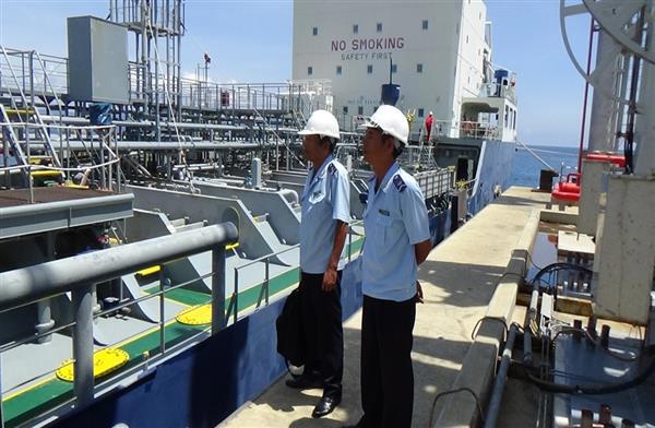 Cán bộ công chức hải quan giám sát tại Kho xăng dầu ngoại quan Vân Phong. Nguồn: PV.